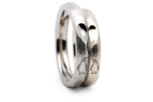 アンティーク加工を施したペンギンの手作り結婚指輪