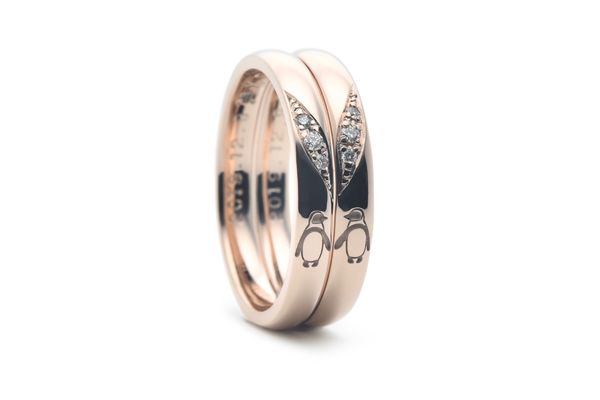 手を繋いだペンギンの手作り結婚指輪