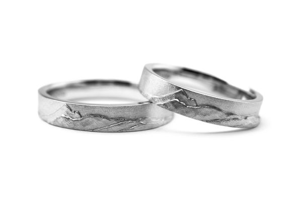 山をイメージしたプラチナのオーダーメイド結婚指輪