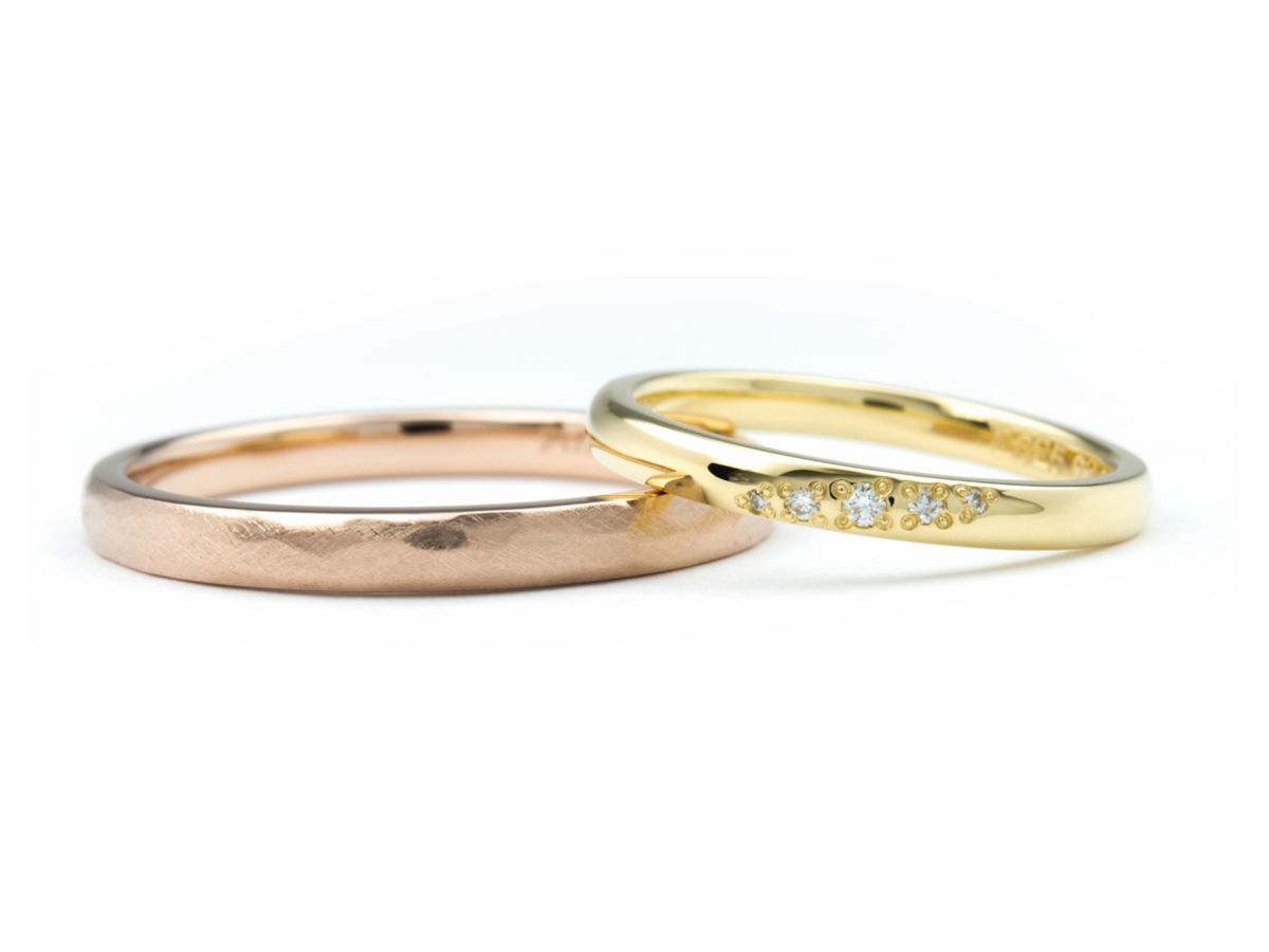 ストレートの甲丸にそれぞれお好みの加工を施した結婚指輪