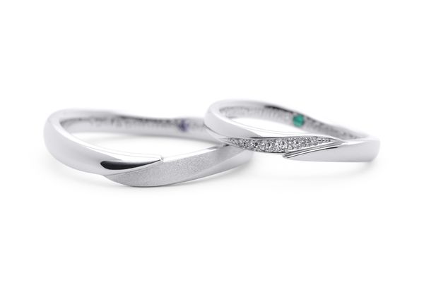 重なりあう手のようなウェーブ感が美しい手作り結婚指輪