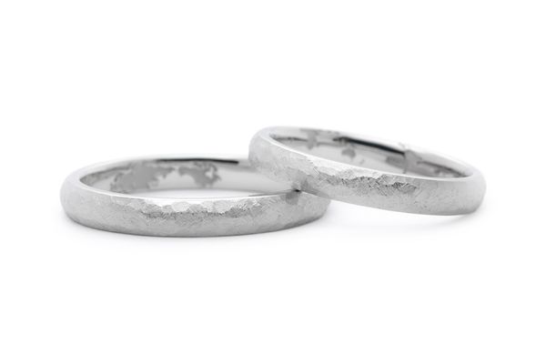 アンティーク加工の指輪の内側に世界地図を彫り込んだ手作り結婚指輪