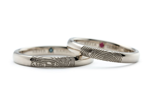 シャンパンゴールドに指紋レーザーの結婚指輪