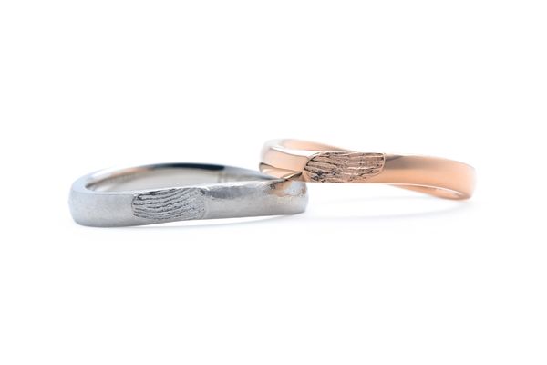 溶かしたワックスに指を押し付けて指紋を取った手作り結婚指輪