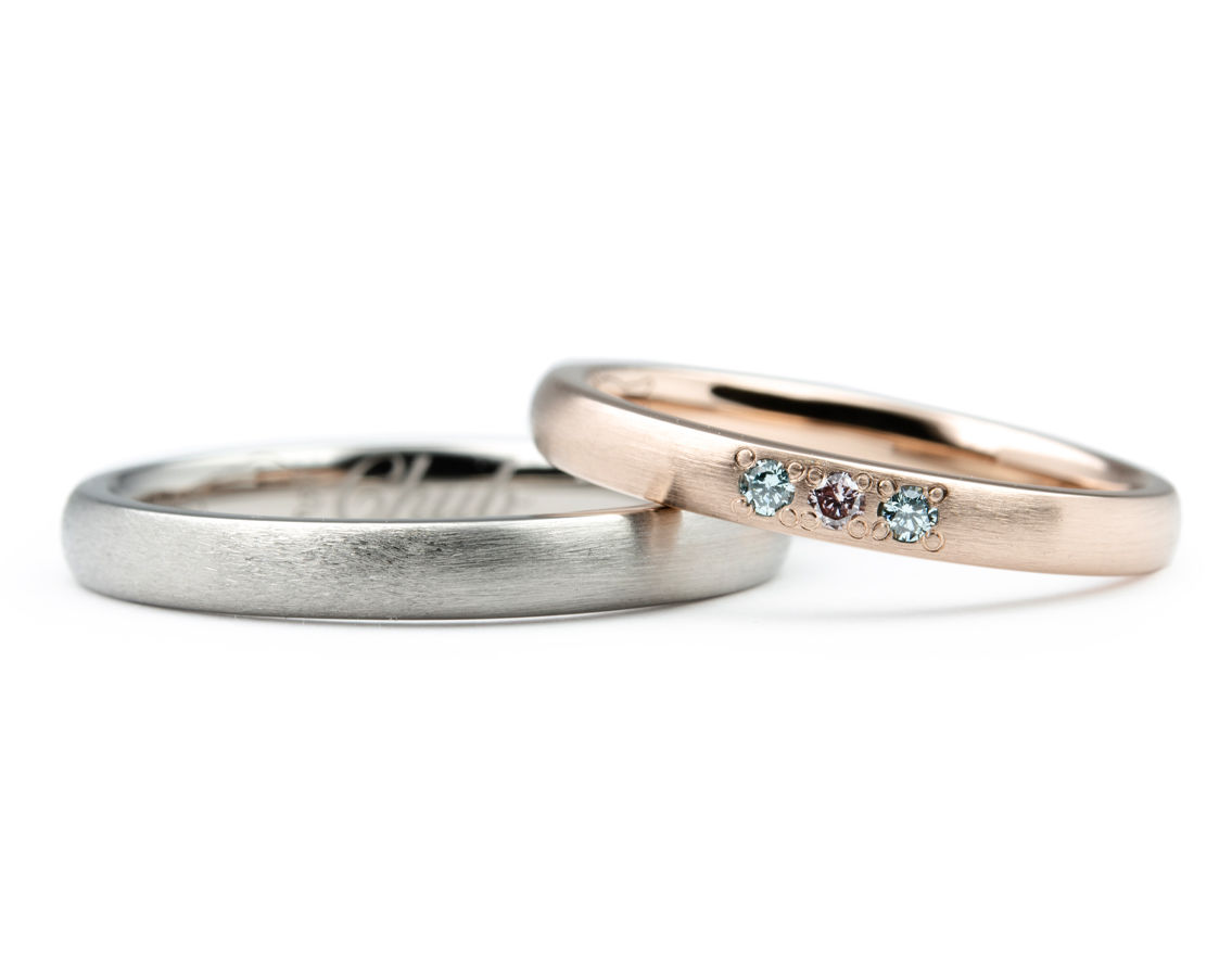 ピンクダイヤモンドとアイスブルーダイヤモンドを使ったオーダーメイド結婚指輪