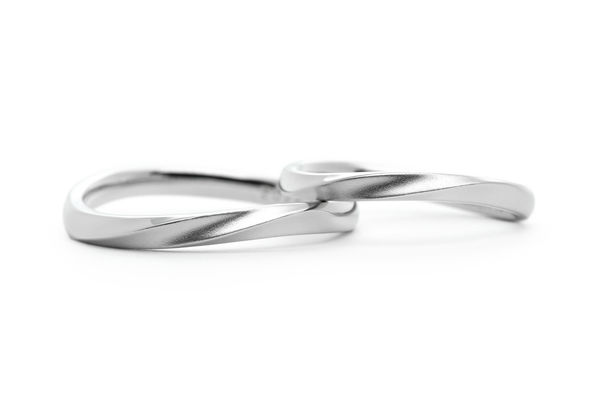 シンプルなウェーブふたひねりの手作り結婚指輪