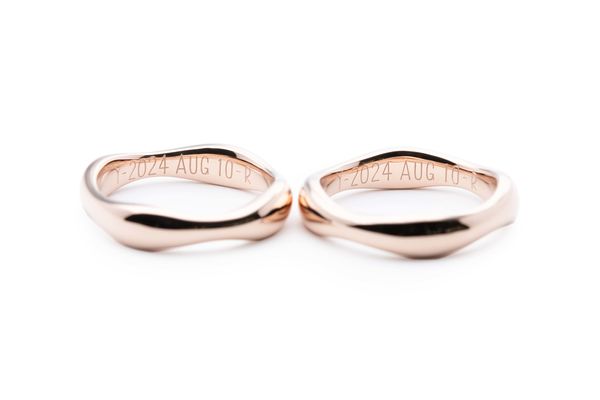 ローズゴールドで作る雲のようなシルエットの結婚指輪