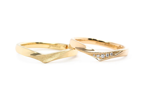 V字シルエットにひねりを加えたゴールドの手作り結婚指輪