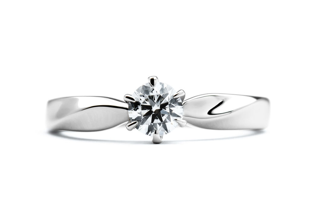 ぷっくりとしたアームとひねりのエッジラインがおしゃれな婚約指輪