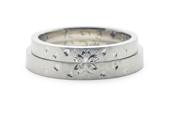 アンティーク加工を施した桜の手作り結婚指輪 