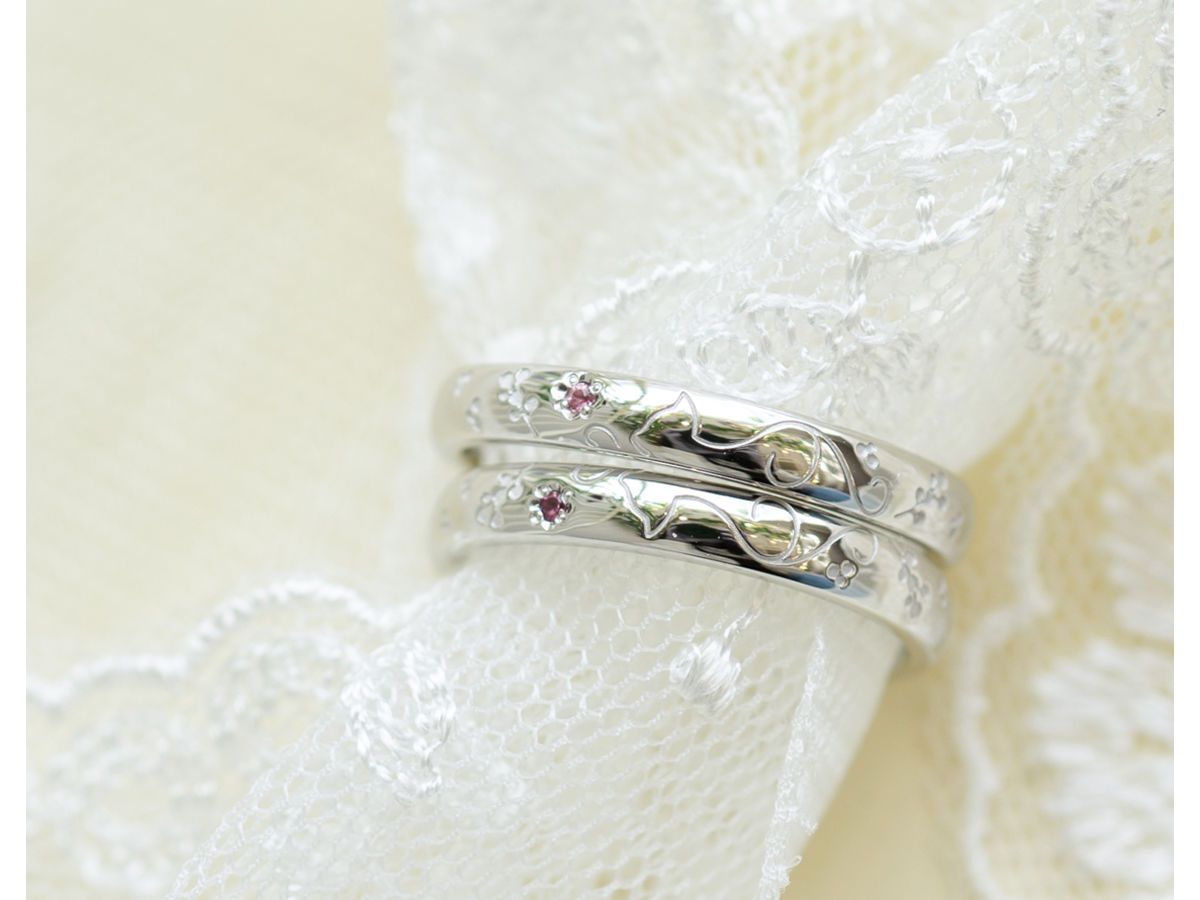 猫とかすみ草をモチーフにした結婚指輪