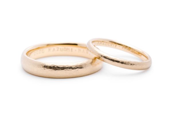 イエローゴールドにアンティーク加工を施した手作り結婚指輪