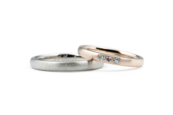 ピンクダイヤモンドとアイスブルーダイヤモンドを使ったオーダーメイド結婚指輪