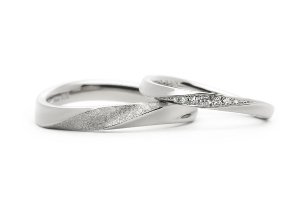 スターダスト加工とダイヤモンドの輝きが綺麗な手作り結婚指輪