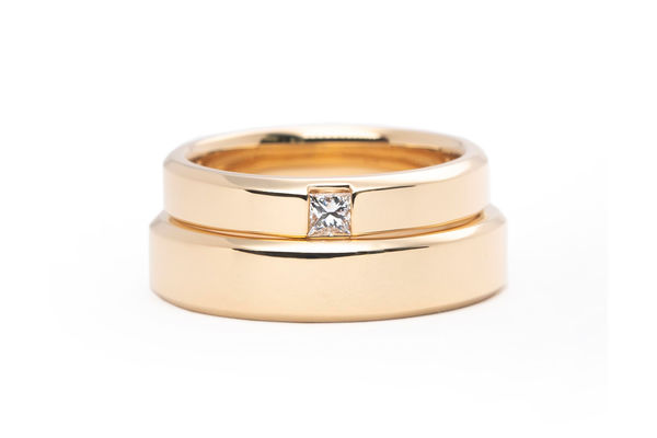 幅が太めなゴールドにプリンセスカットダイヤを留めた手作り結婚指輪