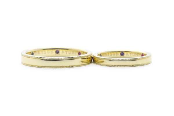 鮮やかなライムゴールドにミルグレインが施された手作り結婚指輪