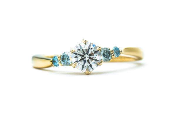 イエローゴールドにブルーのダイヤモンドが美しく輝くオーダーメイド婚約指輪