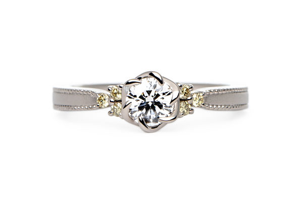 ミルグレインが施されたお花イメージのオーダーメイド婚約指輪