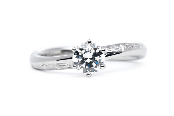 デザイン彫りが施されたソリティアの手作り婚約指輪