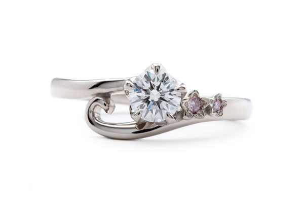 シャンパンゴールドとピンクダイヤモンドのお花デザインのオーダーメイド婚約指輪