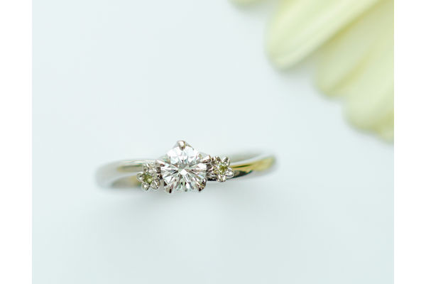 誕生石を使った婚約指輪の魅力と選び方