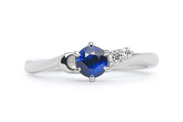 サファイヤを留めた月モチーフのオーダーメイド婚約指輪