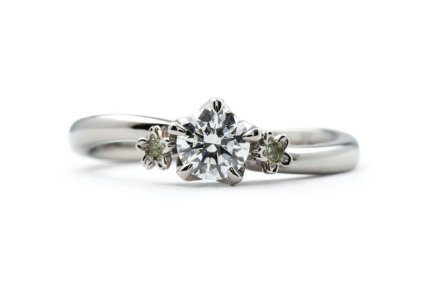 ホワイトゴールドとペリドットで作るお花の手作り婚約指輪