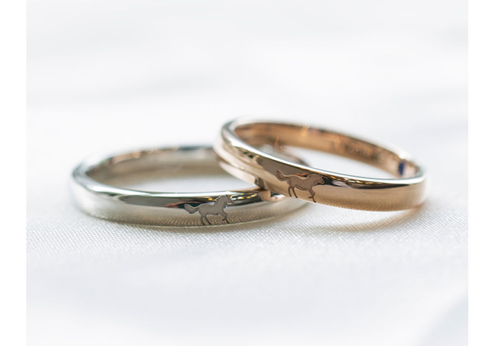 馬のシルエットをレーザーでお入れした結婚指輪