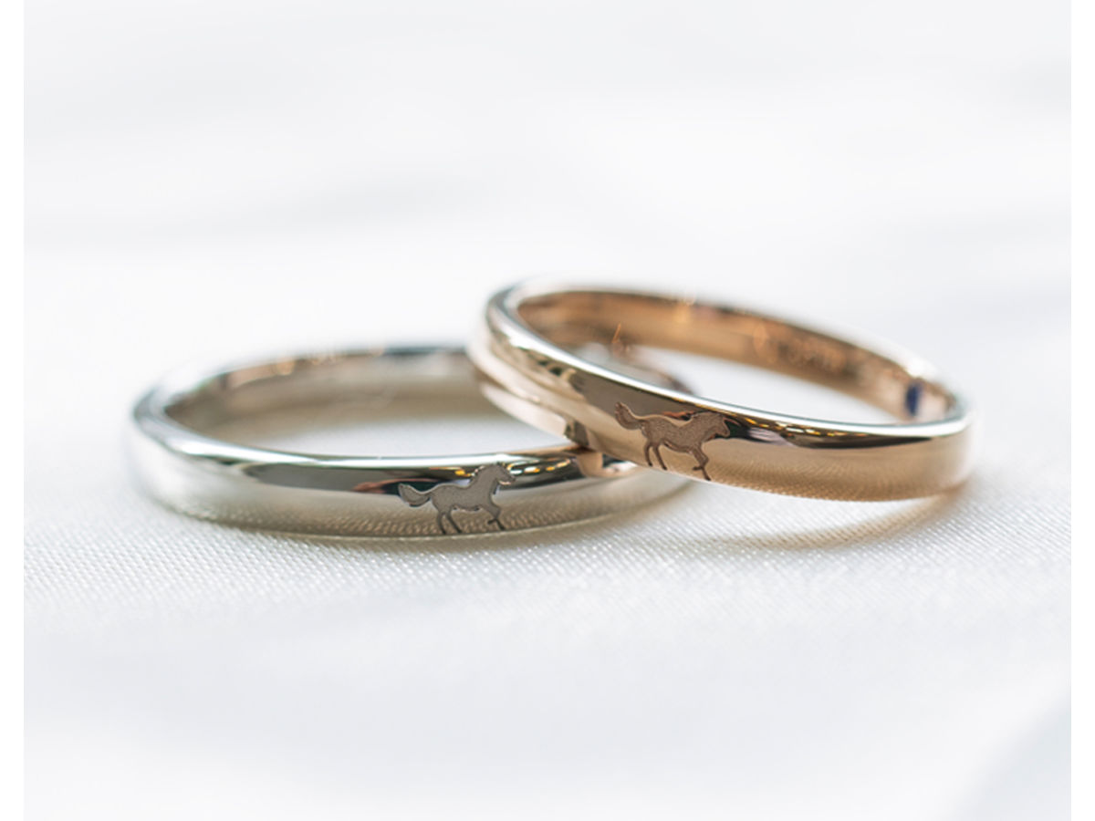馬のシルエットをレーザーでお入れした結婚指輪