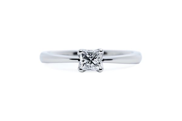 プリンセスカットのソリティアの手作り婚約指輪