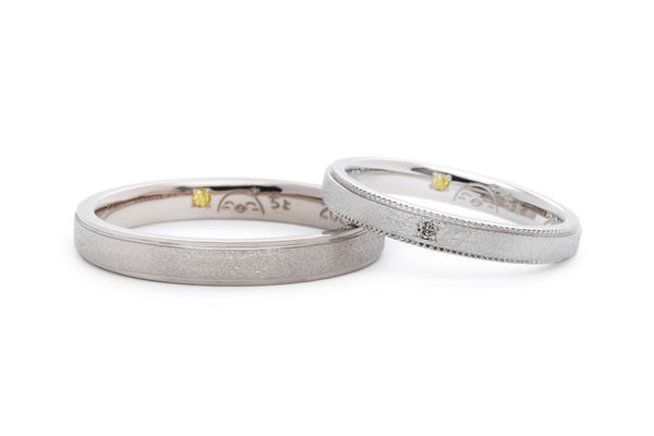 内側にイエローダイヤが入ったおそろい感のある手作り結婚指輪