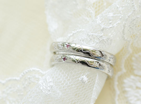 誕生石を留めた結婚指輪のデザイン