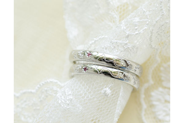 誕生石を留めた結婚指輪のデザイン