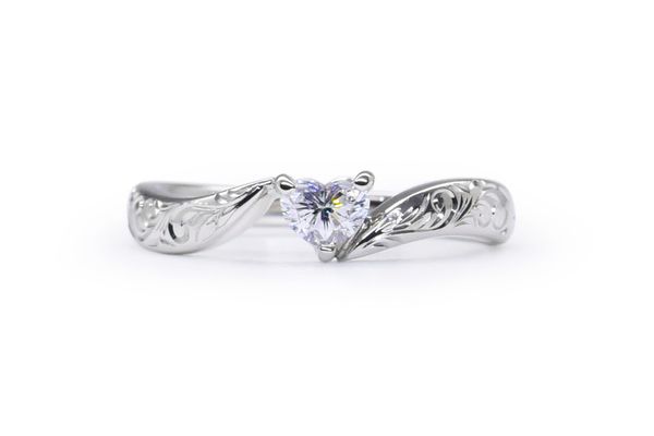 ハワイアンのベースにハートシェイプダイヤを留めた手作り婚約指輪