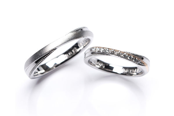 加工のラインとミルのラインが入った手作り結婚指輪