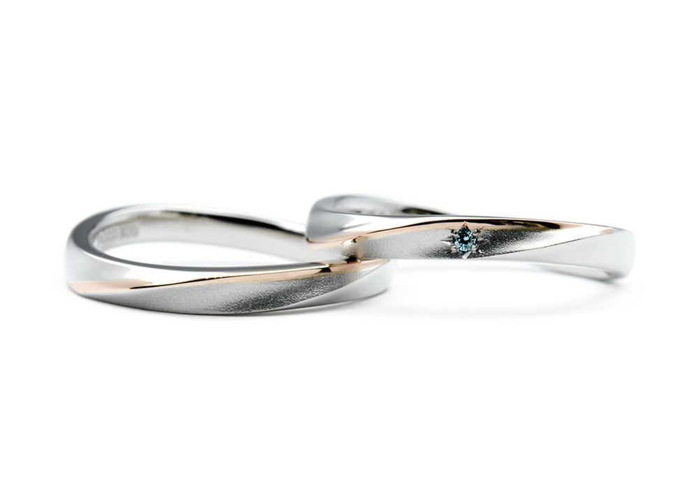 赤い糸とアイスブルーダイヤモンドがオシャレな結婚指輪