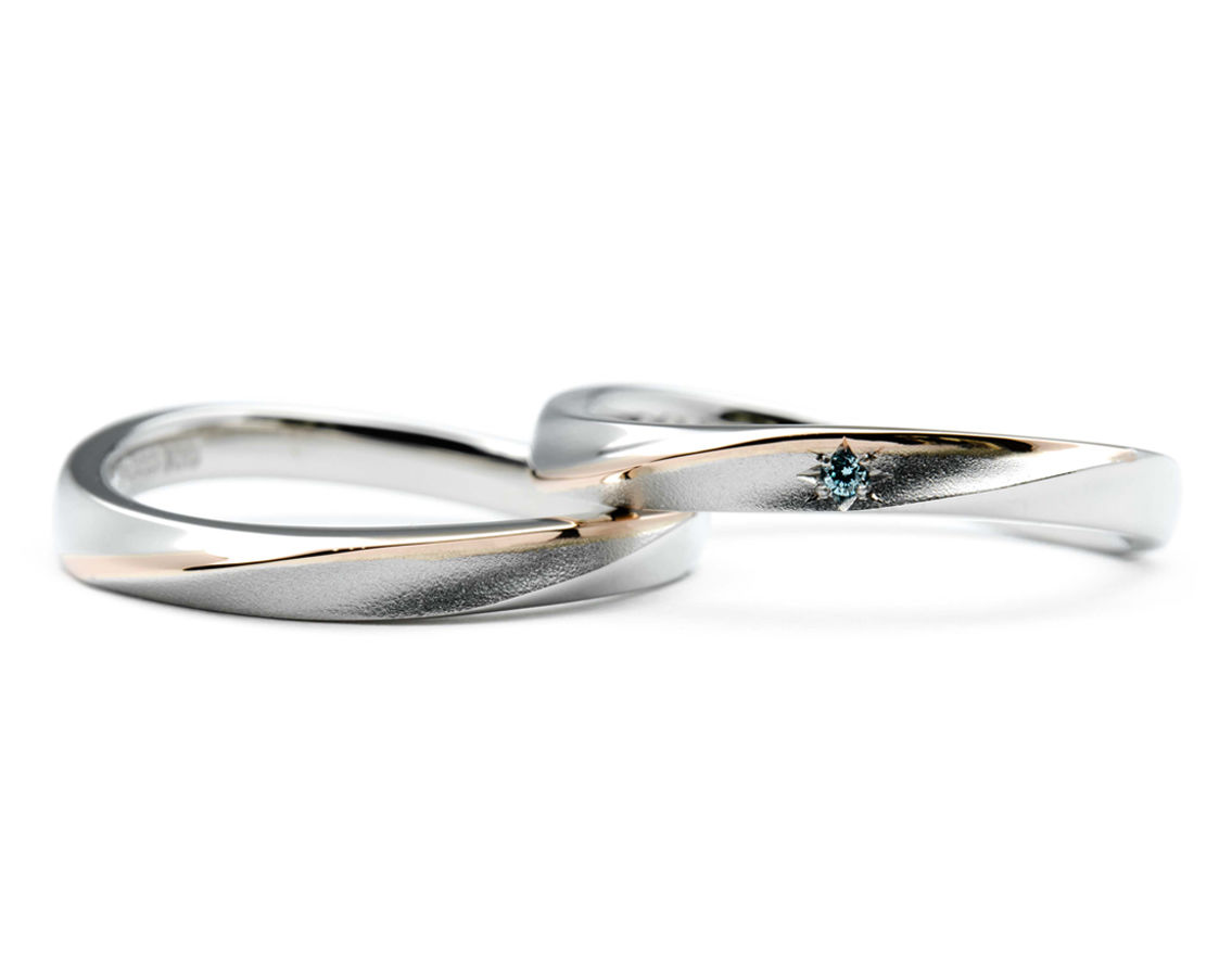 赤い糸とアイスブルーダイヤモンドがオシャレな結婚指輪