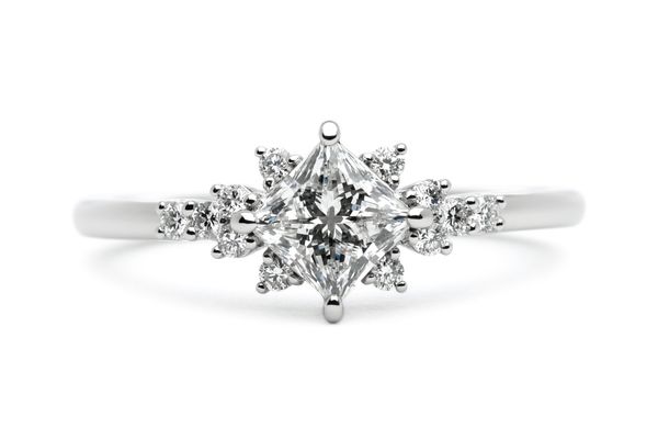 大きなプリンセスカットのダイヤの手作り婚約指輪