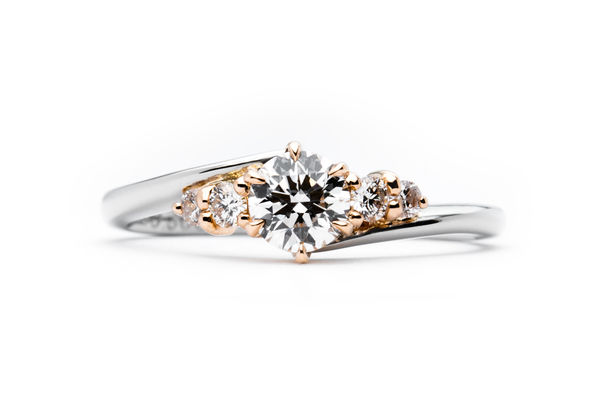 金属のコンビネーションが美しいダブルサイドメレの婚約指輪