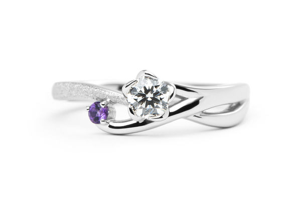 5本爪で留めたオリジナルデザインの手作り婚約