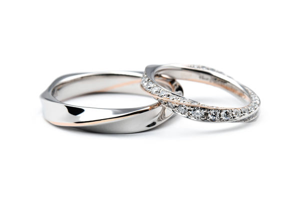 赤い糸をモチーフにした手作り結婚指輪