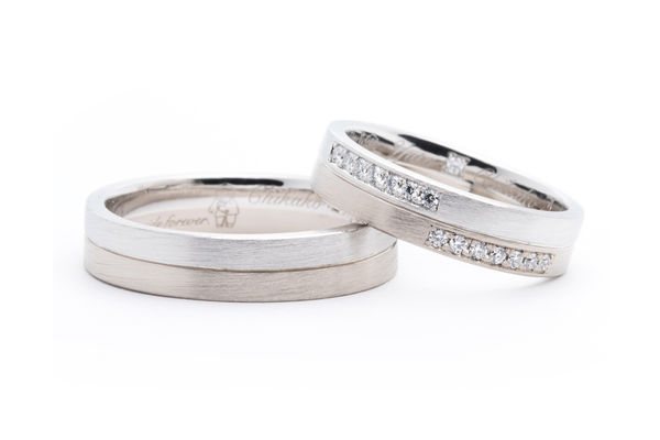 ヘアライン加工を施したコンビネーションの手作り結婚指輪