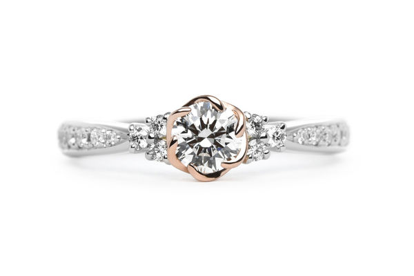 豪華なラインメレとローズゴールドの花びらでダイヤを留めたオーダーメイド婚約指輪