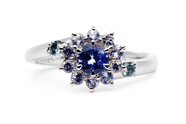 タンザナイトを留めたひまわりイメージのオーダーメイド記念リング