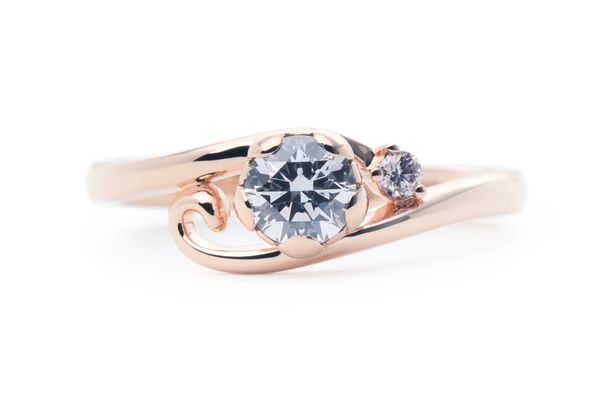ウェーブがかかったお花モチーフの手作り婚約指輪