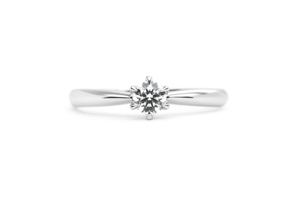 プラチナの細身のソリティアの手作り婚約指輪