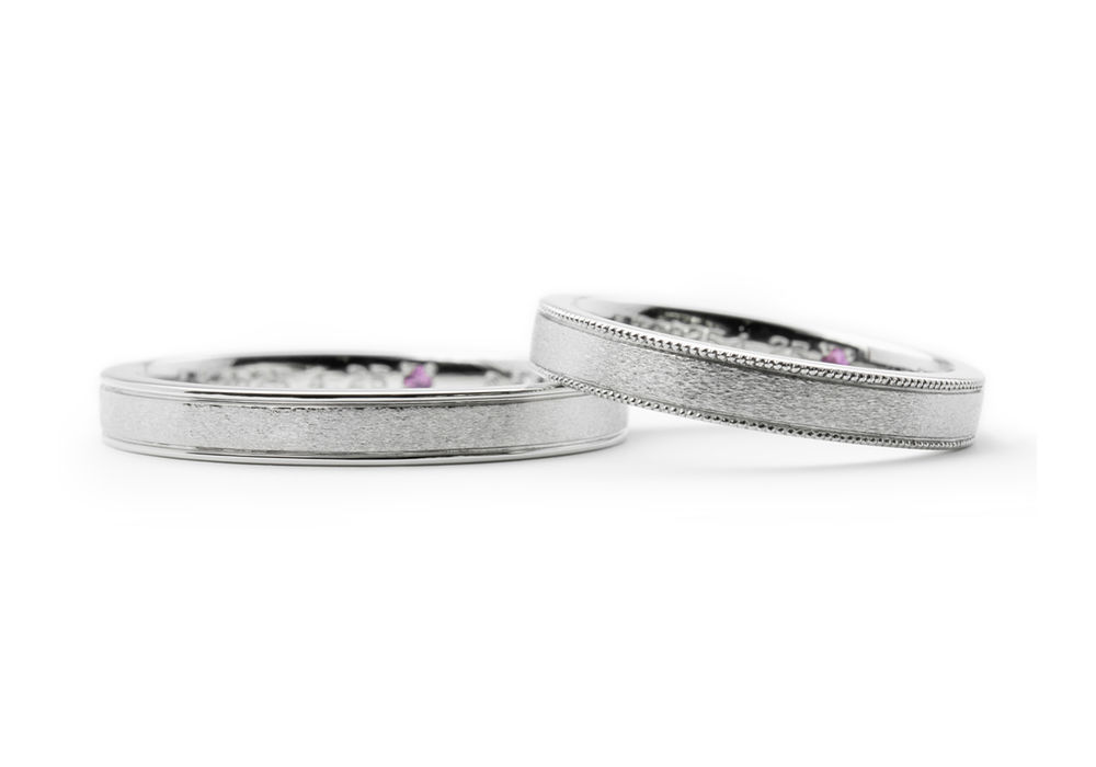 お揃いのダイヤポイント加工の内側に誕生石を留めた結婚指輪
