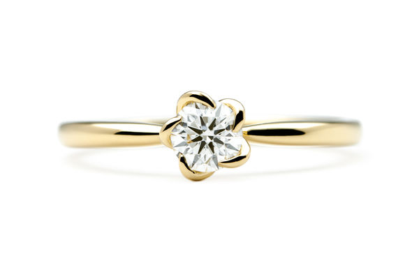 イエローゴールドのお花モチーフ婚約指輪