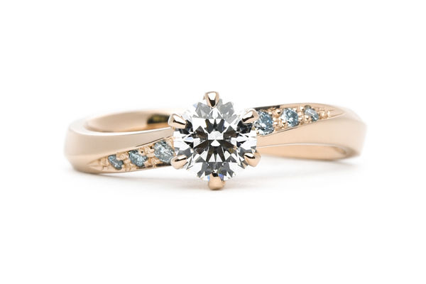 ブルーダイヤが彫り留めされたピンクゴールドの手作り婚約指輪