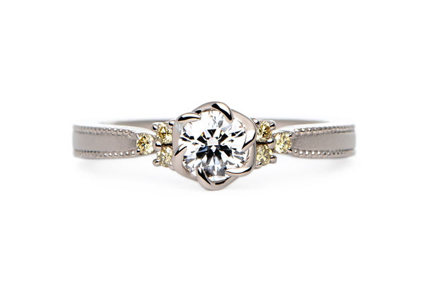 ミルグレインが施されたお花イメージのオーダーメイド婚約指輪